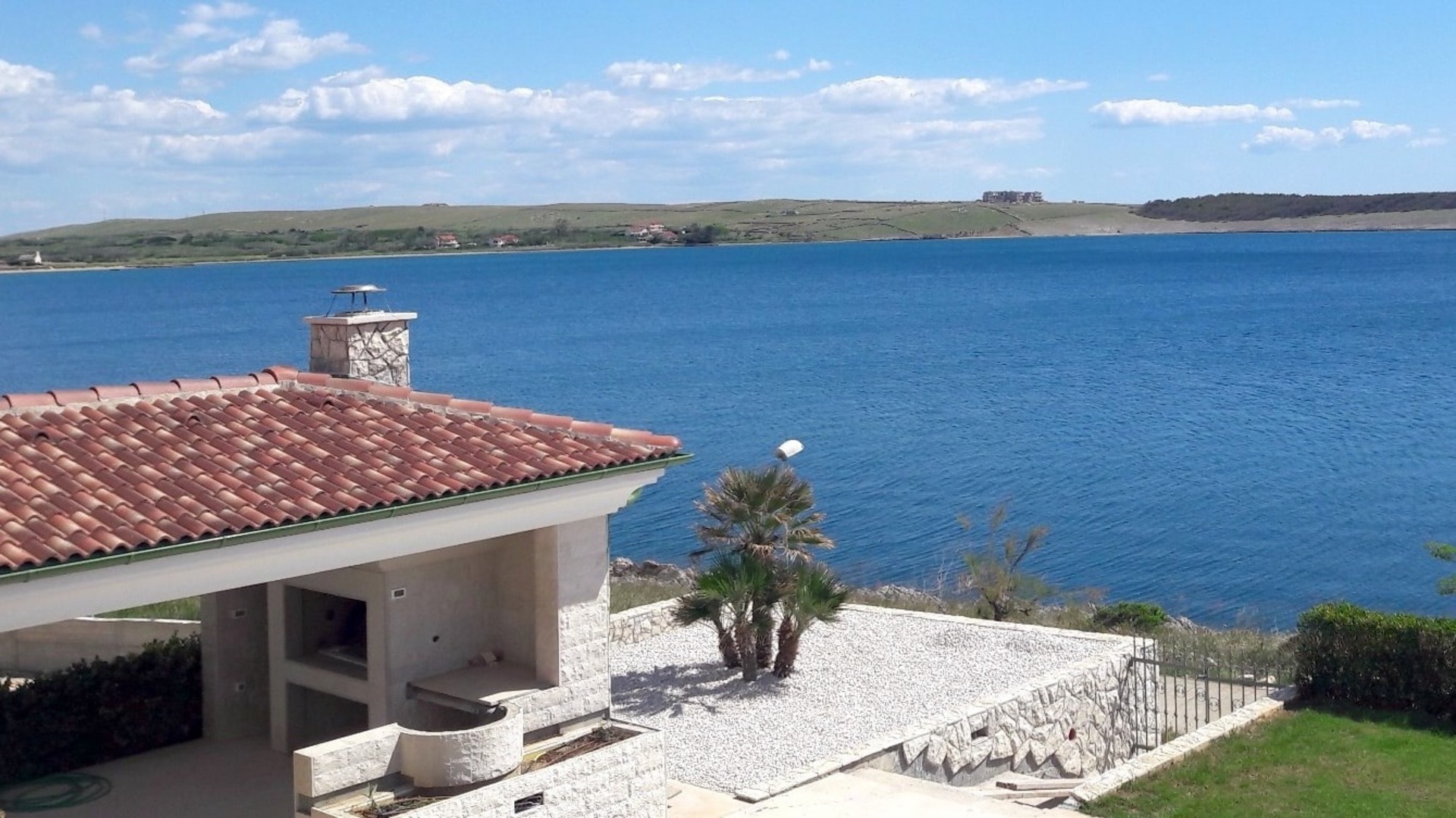 Apartment with pool in the first row by the sea