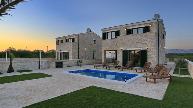 Beautiful stone house with swimming pool, Privlaka