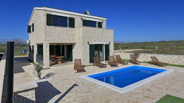 Beautiful stone house with swimming pool, Privlaka