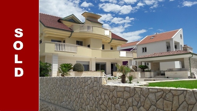 Apartment with pool in the first row by the sea