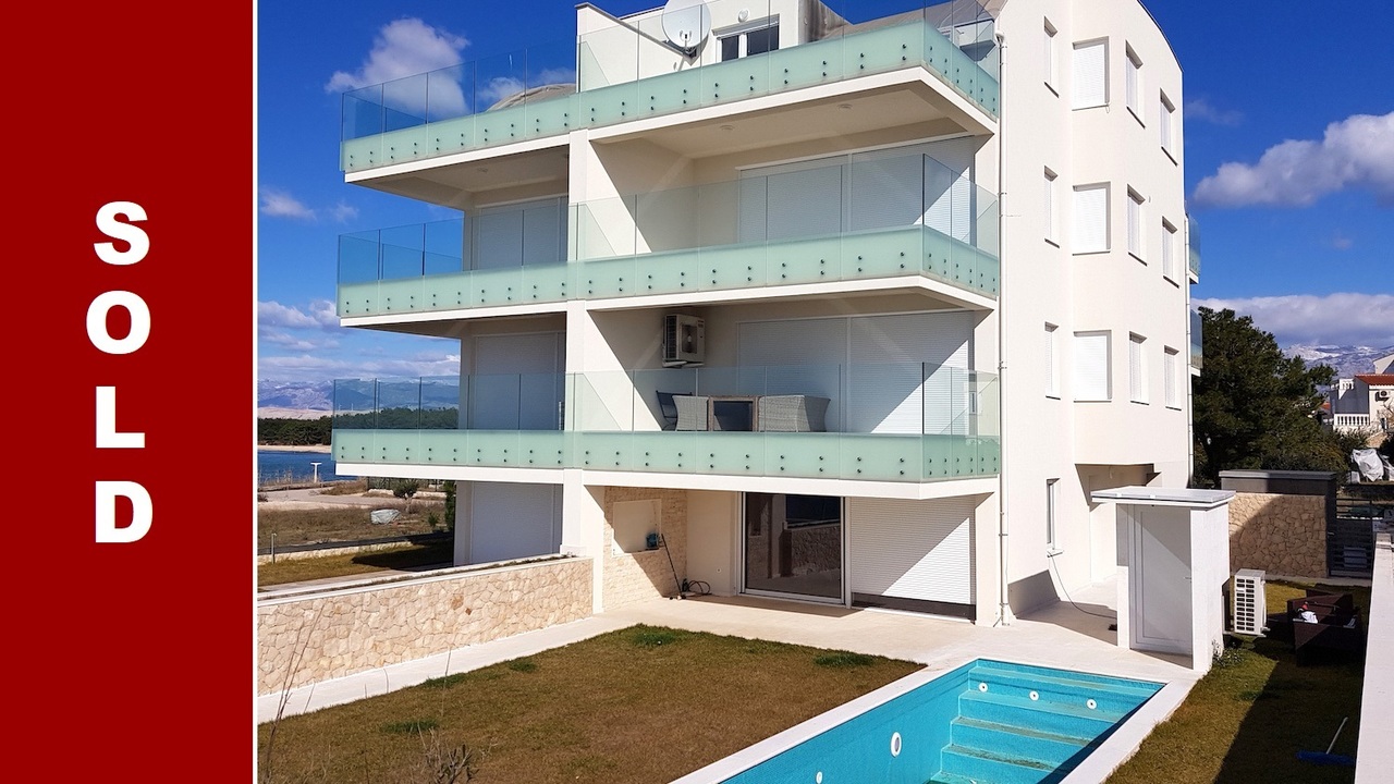 Apartment with pool in the first row by the sea